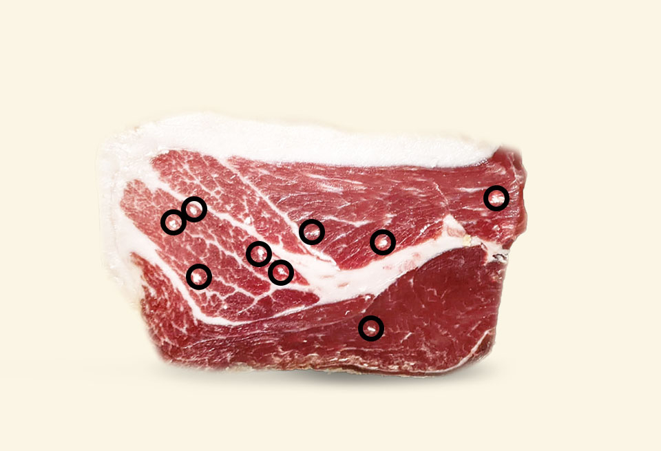 Co jsou bílé tečky v prosciuttu?